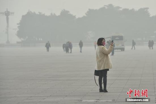 資料圖：12月20日，北京大霧、霾預(yù)警雙發(fā)，局地能見度不足50米。<a target='_blank' href='http://www.chinanews.com/' >中新網(wǎng)</a>記者 金碩 攝