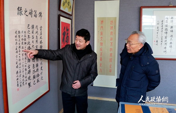 圖為中青年書(shū)法家蘇城和全國(guó)政協(xié)委員趙學(xué)敏在展覽現(xiàn)場(chǎng)觀看作品。_副本