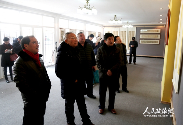 中青年書(shū)法家郭志鴻聽(tīng)取參加展覽的來(lái)賓一些好的建議。_副本