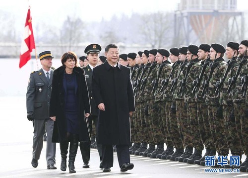 1月15日，國(guó)家主席習(xí)近平乘專機(jī)抵達(dá)蘇黎世，開始對(duì)瑞士聯(lián)邦進(jìn)行國(guó)事訪問。 這是習(xí)近平在瑞士聯(lián)邦主席洛伊特哈德陪同下檢閱儀仗隊(duì)。新華社記者 蘭紅光 攝