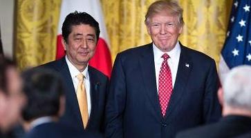 日本首相安倍晉三與美國總統(tǒng)特朗普會面。