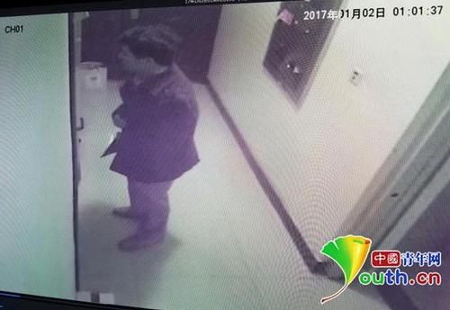 女子深夜墜亡男同學(xué)家 男方曾翻查女方門(mén)外垃圾桶