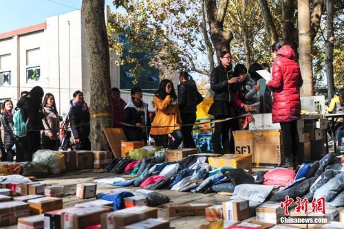 資料圖：2016年11月11日，濟南一高校物流配送站里快件擺滿地，女大學生們排長隊領取網(wǎng)購商品。<a target='_blank' href='http://www.chinanews.com/' _fcksavedurl='http://www.chinanews.com/'></table>中新社</a>記者 張勇 攝