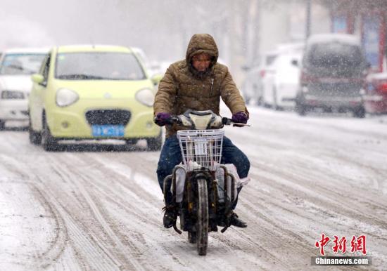 資料圖：2月19日，新一輪強(qiáng)降雪天氣再度“光臨”新疆烏魯木齊市。 <a target='_blank' href='http://www.chinanews.com/'>中新社</a>記者 劉新 攝