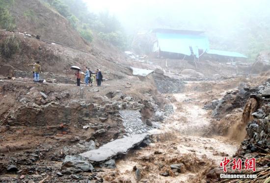 資料圖：2016年9月18至19日，四川攀枝花市境內(nèi)出現(xiàn)特大暴雨，該市仁和區(qū)大田鎮(zhèn)、平地鎮(zhèn)、務(wù)本鄉(xiāng)和東區(qū)銀江鎮(zhèn)等地受災(zāi)嚴(yán)重，四川防汛抗旱指揮部稱，此次強(qiáng)降雨已致攀枝花市4個縣(區(qū))15個鄉(xiāng)鎮(zhèn)12669人受災(zāi)，6人死亡、11人失蹤。據(jù)悉，此次暴雨攀枝花市8個監(jiān)測點(diǎn)降雨量達(dá)100毫米以上，主要分布在東區(qū)和仁和區(qū)。其中仁和區(qū)水淌田水庫監(jiān)測點(diǎn)降雨量達(dá)236.2毫米。多個縣區(qū)出現(xiàn)大面積山體滑坡、塌方、泥石流、山洪等自然災(zāi)害，個別地方高速公路道路阻斷、隧道塌方、民房沖毀。吳從昊 攝