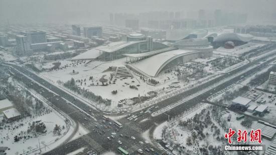 2月21日，呼和浩特降下大雪，交通受阻，市內(nèi)快速路全線封閉，當(dāng)?shù)貧庀蟛块T發(fā)布暴雪黃色預(yù)警與道路結(jié)冰黃色預(yù)警信號(hào)。徐小鋼 攝