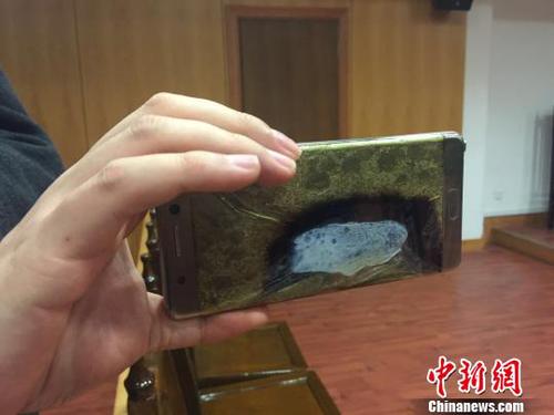 2017年2月22日，上海首起因使用三星Note7手機(jī)爆炸而訴至法院的案件在上海市金山區(qū)法院開庭。這起曾引起媒體廣泛關(guān)注的案件當(dāng)庭和解，三星公司返還購機(jī)款，并按購機(jī)款三倍予以賠償。圖為發(fā)生自燃的三星NOTE7手機(jī)。　李姝徵 攝