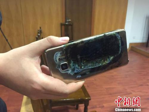 2017年2月22日，上海首起因使用三星Note7手機(jī)爆炸而訴至法院的案件在上海市金山區(qū)法院開庭。這起曾引起媒體廣泛關(guān)注的案件當(dāng)庭和解，三星公司返還購機(jī)款，并按購機(jī)款三倍予以賠償。圖為原告購買的、后發(fā)生自燃的三星NOTE7手機(jī)?！±铈?攝