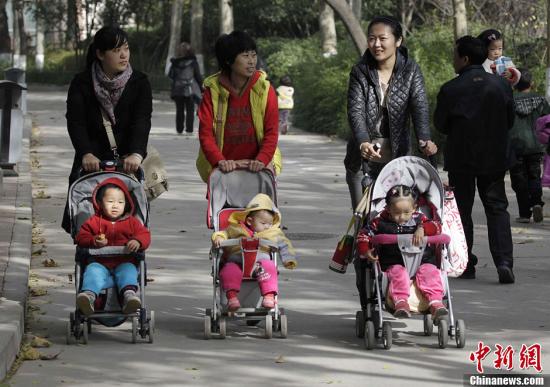 資料圖：2013年11月15日，河南鄭州幾位家長推著嬰兒車走過鄭州街頭。中共十八屆三中全會審議通過了《中共中央關于全面深化改革若干重大問題的決定》，《決定》提出，啟動實施一方是獨生子女的夫婦可生育兩個孩子的政策。<a target='_blank' href='http://www.chinanews.com/'>中新社</a>發(fā) 王中舉 攝