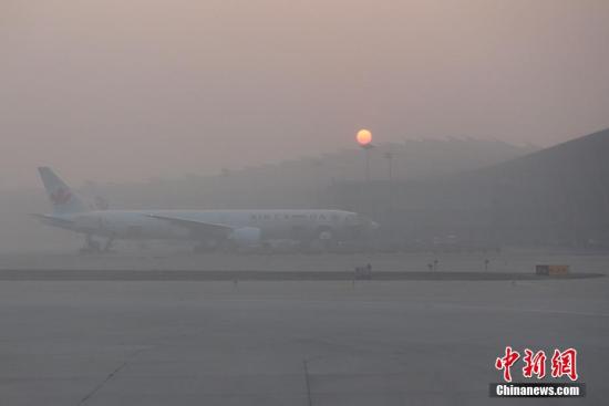 資料圖 1月3日，霧霾籠罩下的北京首都機(jī)場。<a target='_blank' href='http://www.chinanews.com/'>中新社</a>記者 崔楠 攝