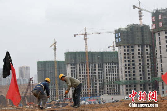 資料圖 民工在一建筑工地作業(yè)。<a target='_blank' href='http://www.chinanews.com/'>中新社</a>記者 武俊杰 攝