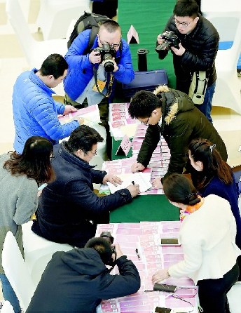 3月1日，來自河南的全國政協(xié)委員抵達北京，出席全國政協(xié)十二屆五次會議。