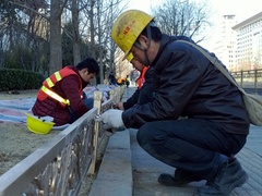 “中國風(fēng)”迎兩會 長安街綠地更新護(hù)欄