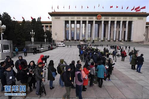 3月5日，第十二屆全國人民代表大會(huì)第五次會(huì)議在北京人民大會(huì)堂開幕。這是記者在人民大會(huì)堂外排隊(duì)等待進(jìn)入會(huì)場(chǎng)。 新華社記者燕雁攝