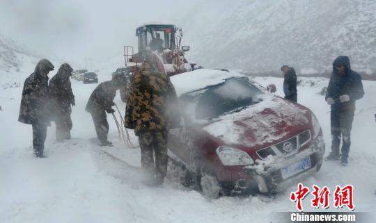 川藏線突降暴雪多車被困獲救