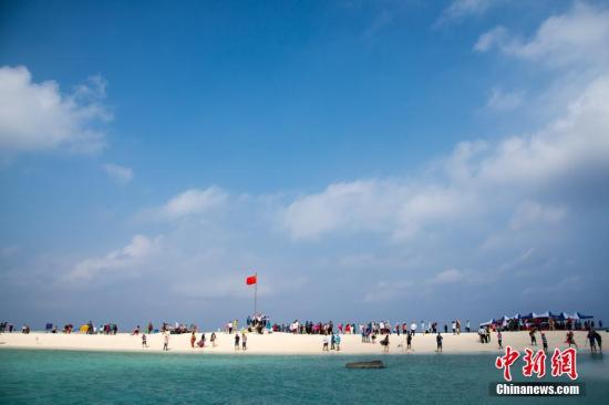 近日，<a target='_blank' href='http://www.chinanews.com/'>中新社</a>記者隨新投入西沙生態(tài)旅游航線運營的“長樂公主”游輪，進(jìn)入西沙群島永樂環(huán)礁，探訪風(fēng)景如畫的西沙海域。圖為全富島風(fēng)光。<a target='_blank' href='http://www.chinanews.com/'>中新社</a>記者 洪堅鵬 攝