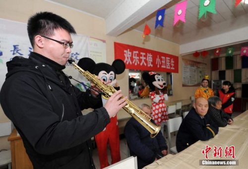 3月5日，山西長(zhǎng)治醫(yī)學(xué)院組織大學(xué)生志愿者及“小丑醫(yī)生”走進(jìn)當(dāng)?shù)爻菂^(qū)南山田園養(yǎng)老院。范麗芳 攝