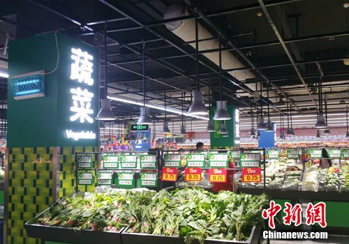 資料圖。超市中的蔬菜區(qū)。<a target='_blank' href='http://www.chinanews.com/' >中新網(wǎng)</a>記者 李金磊 攝