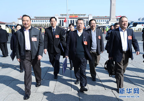 3月10日，全國政協(xié)十二屆五次會議在北京人民大會堂舉行第三次全體會議。這是委員們走向會場。新華網(wǎng) 翟子赫 攝2