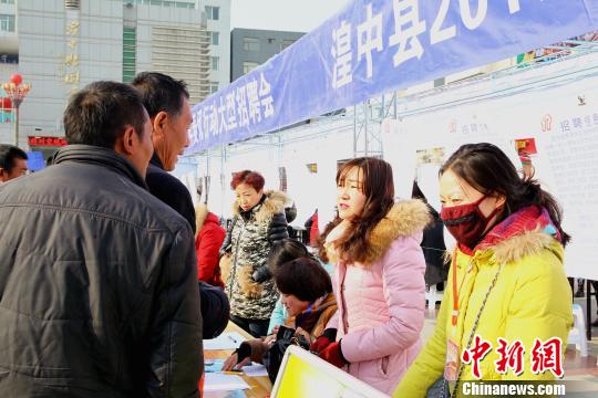 青海省湟中縣舉辦的“春風(fēng)行動”招聘會現(xiàn)場，青海省各地將陸續(xù)舉辦80場“春風(fēng)行動”招聘會?！?zhí)砀！z