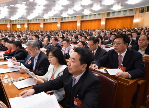 3月12日，十二屆全國人大五次會議在北京人民大會堂舉行第三次全體會議。這是代表們認真聽會。新華社記者 楊宗友攝。