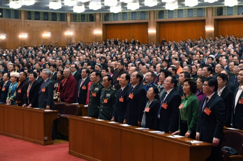 3月13日，全國政協(xié)十二屆五次會議在北京人民大會堂舉行閉幕會。這是委員們高唱國歌。