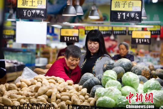 山西太原，民眾在超市選購蔬菜。　張云 攝