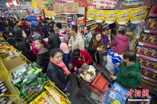 資料圖：11月11日，山西太原某超市正在進(jìn)行每年一度的“雙十一”打折促銷活動(dòng)，大量民眾前來(lái)購(gòu)買生活用品，場(chǎng)面十分火爆。張?jiān)?攝