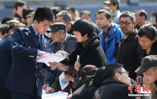 資料圖：3月15日，市民在南京舉辦的紀念3·15國際消費者權(quán)益日活動上向工作人員進行咨詢投訴。<a target='_blank' href='http://www.chinanews.com/'>中新社</a>發(fā) 泱波 攝