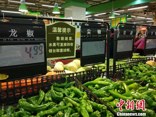 資料圖：市民在超市選購蔬菜。<a target='_blank' href='http://www.chinanews.com/' >中新網(wǎng)</a>記者 李金磊 攝