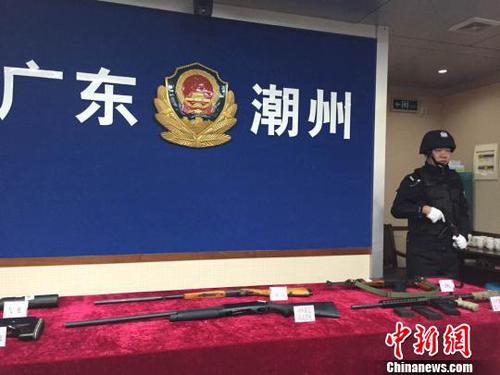 潮州警方破獲特大非法買賣、持有槍支彈藥犯罪團伙，展示涉案槍支。　陳啟任攝