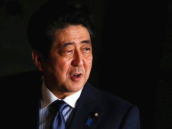 3月16日，日本首相安倍晉三走在東京官邸內(nèi)。（新華/路透）