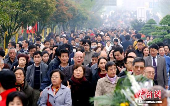 資料圖：2015年4月5日，上海周邊墓區(qū)迎來(lái)掃墓大客流。隨著民眾觀念的不斷改變，文明祭掃已成常態(tài)。<a target='_blank' href='http://www.chinanews.com/'>中新社</a>發(fā) 湯彥俊 攝