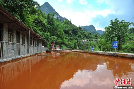 資料圖：7月6日，位于廣西河池市環(huán)江縣北山村的北山溪長達7公里的流水顏色發(fā)黃，流經(jīng)之處河床、石頭、草木無不被“染色”。圖為一鉛鋅礦開采企業(yè)的礦坑水處理池，存在未對礦坑水進行任何處理就向溪流排放的嫌疑。洪堅鵬 攝