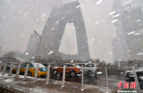 2月21日，北京多個地區(qū)迎來降雪天氣，預計降雪過程將持續(xù)至半夜?！按貉比缂s而至，整個城市一派銀裝素裹的景象。圖為雪中的央視大樓。<a target='_blank' href='http://www.chinanews.com/' >中新網(wǎng)</a>記者 金碩 攝