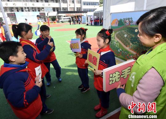 小學生在兒童食品安全移動體驗營中通過互動游戲，學會如何更健康的膳食?！∮浾邉⒖筛?攝