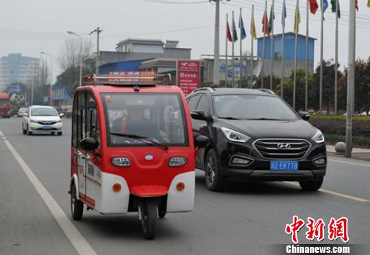 一位老者駕駛電動(dòng)三輪車(chē)行駛在省道103線(xiàn)公路眉山段?！⒅铱?攝