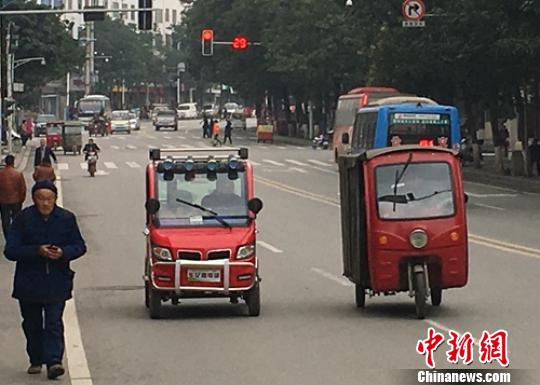 營山縣城滿街跑的的電動三四輪車。　劉忠俊 攝