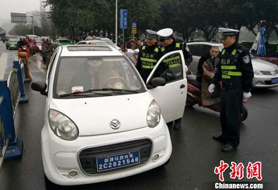 樂(lè)山交警嚴(yán)查電動(dòng)三四輪車違規(guī)上路?！⒅铱?攝