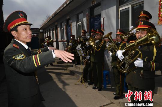 45歲的楊學(xué)軍是樂隊(duì)的創(chuàng)始人，他每天下午都要帶領(lǐng)隊(duì)員排練歌曲。樂器種類從最初的兩三種擴(kuò)展到電子琴、小號(hào)、大號(hào)、中號(hào)、薩克斯、架子鼓、大鼓、小鼓等十余種?！№f亮 攝