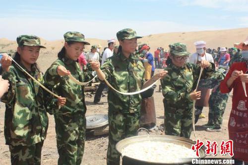 資料圖：野外拉練，學(xué)生自己做飯。　鐘欣 攝