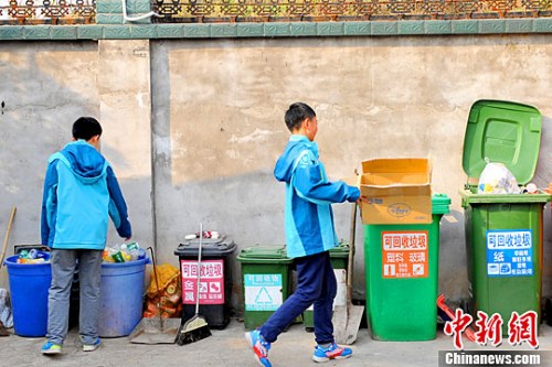 資料圖：學(xué)生們將垃圾分類放置。李傳平 攝