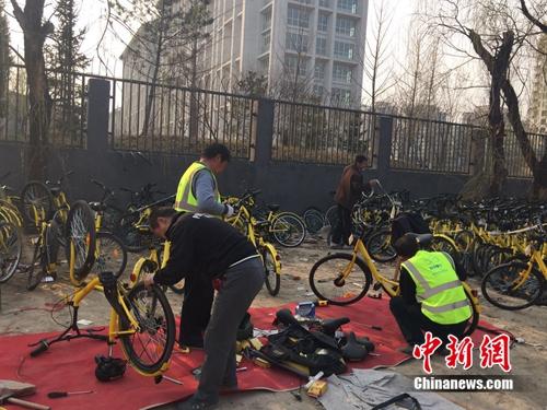 在北京某個共享單車維修點，修車師傅正在工作。<a target='_blank' href='http://www.chinanews.com/' >中新網(wǎng)</a> 吳濤 攝