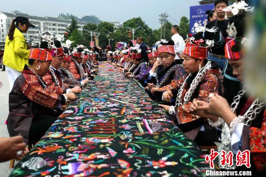 貴州千名繡娘織畫(huà)卷苗繡文化顯魅力（圖）