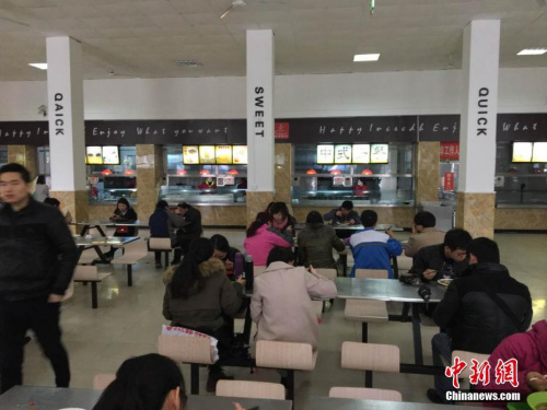 資料圖：某高校食堂。燕武 阿琳娜 攝影報(bào)道