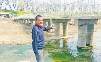 漯河一獨臂村民打工攢錢在澧河上架橋 造福兩岸村民