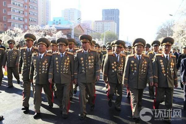 金正恩為新建住房項(xiàng)目剪彩 大步流星笑容滿面(組圖)