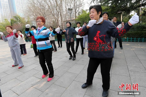 對高齡退休人員、艱苦邊遠(yuǎn)地區(qū)企業(yè)退休人員，可適當(dāng)提高調(diào)整水平。(資料圖)<a target='_blank' href='http://www.chinanews.com/'>中新社</a>發(fā) 張馳 攝