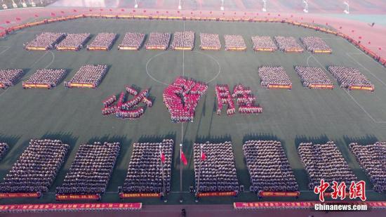 資料圖：2月27日，河北衡水二中舉行了“燃青春，磨利劍，戰(zhàn)百天，奪桂冠”高考百日誓師大會(huì)。衡水二中 供圖