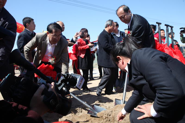 三、前來長嶺縣參加萬頃牡丹種植啟動儀式的中央中直機(jī)關(guān)書記王錦銘（中）等領(lǐng)導(dǎo)人親手栽種下牡丹苗。　梓涵　攝影